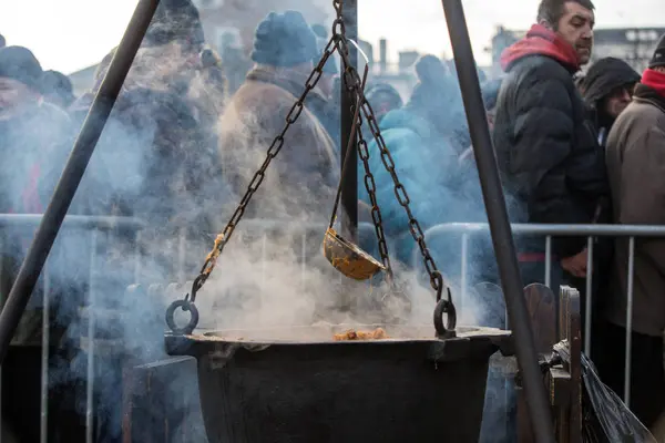 Krakov, Polonya - 17 Aralık 2017: Noel arifesi yoksul ve Cracow ana meydanında evsizlere için. Her yıl grup Kosciuszko Cracow açık havada büyük eve hazırlar. Polonya