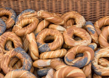 Tuz, haşhaş ve susam ile geleneksel Krakow prezels