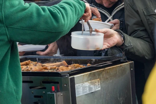 貧しい人々とホームレスのための暖かい食べ物 — ストック写真