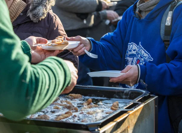 貧しい人々とホームレスのための暖かい食べ物 — ストック写真