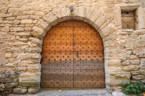 ゴルドの石造りの家の古い木製のドア プロヴァンス フランス — ストック写真