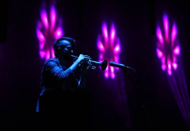 Gorlice, Polonya - 14 Temmuz 2017: Uluslararası multimedya sunum - ortam Festivali canlı geri al. Gorlice. Polonya