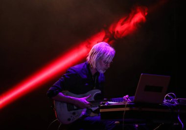 Gorlice, Polonya - July14 2017: Eivind Aarset uluslararası multimedya sunum - ortam Festivali canlı. Gorlice. Polonya