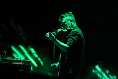 Gorlice, Polonya - July15 2017: Tomasz Mrenca uluslararası multimedya sunum - ortam Festivali canlı. Gorlice. Polonya