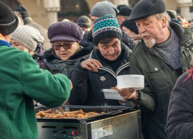 Krakov, Polonya - 17 Aralık 2017: Noel arifesi yoksul ve Cracow ana meydanında evsizlere için. Her yıl grup Kosciuszko Cracow açık havada büyük eve hazırlar. Polonya