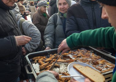 Krakov, Polonya - 17 Aralık 2017: Noel arifesi yoksul ve Cracow ana meydanında evsizlere için. Her yıl grup Kosciuszko Cracow açık havada büyük eve hazırlar. Polonya