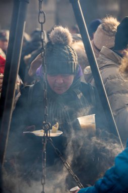Krakov, Polonya - 17 Aralık 2017: Noel arifesi yoksul ve Cracow ana meydanında evsizlere için. Her yıl grup Kosciuszko Cracow açık havada büyük eve hazırlar. Polonya