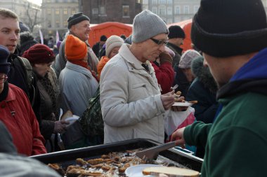 Krakov, Polonya - 17 Aralık 2017: Noel arifesi yoksul ve Cracow ana meydanında evsizlere için. Her yıl grup Kosciuszko Cracow açık havada büyük eve hazırlar. Polonya