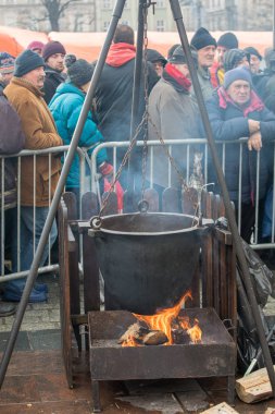Krakov, Polonya - 17 Aralık 2017: Noel arifesi yoksul ve Cracow ana meydanında evsizlere için. Her yıl grup Kosciuszko Cracow açık havada büyük eve hazırlar. Polonya