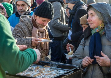 Krakov, Polonya - 17 Aralık 2017: Noel arifesi yoksul ve Cracow ana meydanında evsizlere için. Her yıl grup Kosciuszko Cracow açık havada büyük eve hazırlar. Polonya