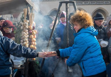 Krakov, Polonya - 17 Aralık 2017: Noel arifesi yoksul ve Cracow ana meydanında evsizlere için. Her yıl grup Kosciuszko Cracow açık havada büyük eve hazırlar. Polonya