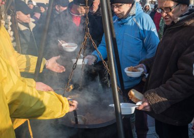 Krakov, Polonya - 17 Aralık 2017: Noel arifesi yoksul ve Cracow ana meydanında evsizlere için. Her yıl grup Kosciuszko Cracow açık havada büyük eve hazırlar. Polonya