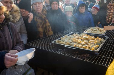 Krakov, Polonya - 17 Aralık 2017: Noel arifesi yoksul ve Cracow ana meydanında evsizlere için. Her yıl grup Kosciuszko Cracow açık havada büyük eve hazırlar. Polonya