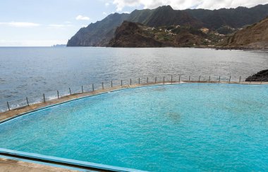 Porto da Cruz Medeira üzerinde yüzme havuzunda. Portekiz