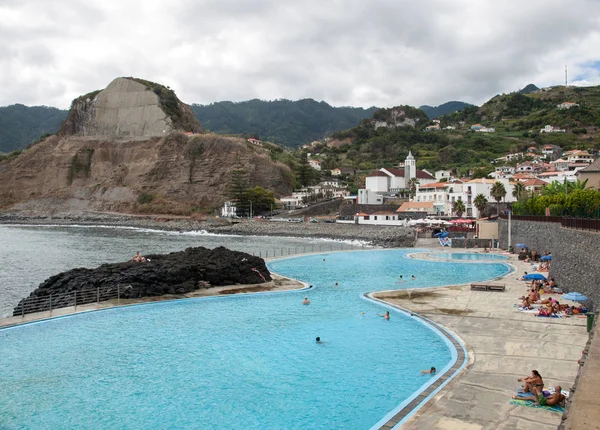 Porto Cruz Madeira Portugal Septiembre 2016 Gente Descansa Piscina Porto —  Fotos de Stock