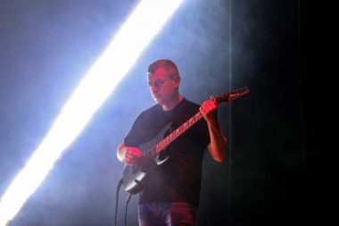 Gorlice, Polonya - 14 Temmuz 2017: Suç ortağı ilişki uluslararası multimedya sunum - ortam Festivali canlı. Gorlice. Polan