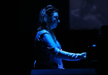 Gorlice, Polonya - July15 2017: Katarzyna Borek uluslararası multimedya sunum - ortam Festivali canlı. Gorlice. Polan