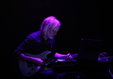 Gorlice, Polonya - July14 2017: Eivind Aarset uluslararası multimedya sunum - ortam Festivali canlı. Gorlice. Polan