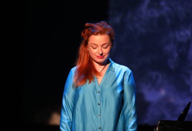 Gorlice, Polonya - July15 2017: Katarzyna Borek uluslararası multimedya sunum - ortam Festivali canlı. Gorlice. Polan