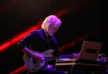 Gorlice, Polonya - July14 2017: Eivind Aarset uluslararası multimedya sunum - ortam Festivali canlı. Gorlice. Polan