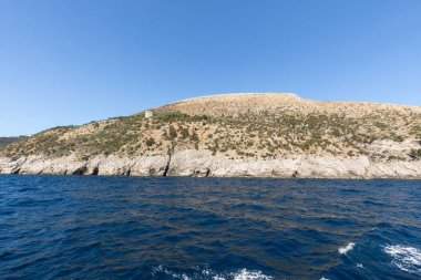 Sorrento ve Positano arasındaki Amalfi Sahili manzarası. Campania 'da. İtalya