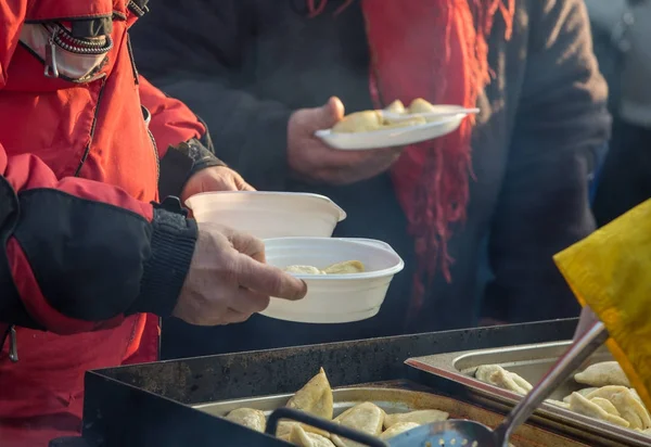 貧しい人々とホームレスのための暖かい食べ物 — ストック写真