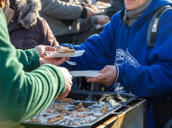 貧しい人々とホームレスのための暖かい食べ物 — ストック写真