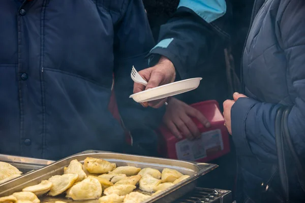 貧しい人々とホームレスのための暖かい食べ物 — ストック写真