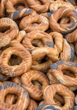 Tuz, haşhaş ve susam ile geleneksel Krakow prezels