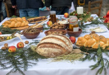 Masaya Noel yiyecek ile Noel ağacı süsleme