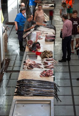 Funchal, Portekiz - 2 Eylül 2016: Balık satıcıları Mercado dos Lavradores, ünlü balık ve deniz ürünleri pazarı Funchal, Madeira Adası başkenti