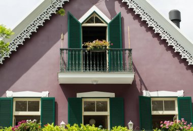 Funchal Madeira Adası üzerinde renkli evde süs cephe. Portekiz