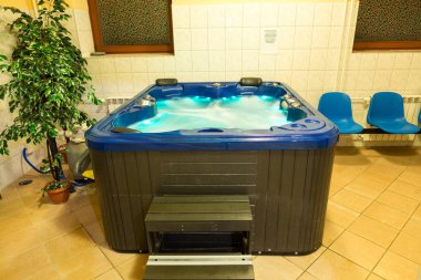 Wisla, Polonya - 23 Ekim 2105: Hidro masaj küvet Wisla içinde Engelli rehabilitasyon Merkezi'nde renk terapisi için. Polonya