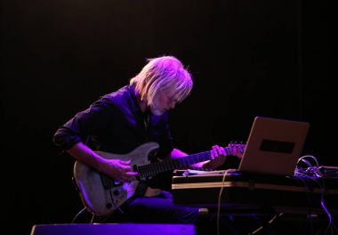 Gorlice, Polonya - July14 2017: Eivind Aarset uluslararası multimedya sunum - ortam Festivali canlı. Gorlice. Polan