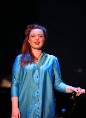 Gorlice, Polonya - July15 2017: Katarzyna Borek uluslararası multimedya sunum - ortam Festivali canlı. Gorlice. Polan