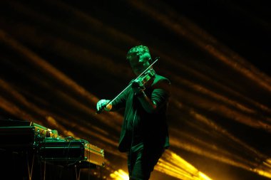 Gorlice, Polonya - 15 Haziran 2017: Tomasz Mrenca uluslararası multimedya sunum - ortam Festivali canlı. Gorlice. Polan