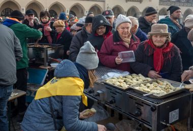 Krakov, Polonya - 17 Aralık 2017: Noel arifesi yoksul ve Cracow ana meydanında evsizlere için. Her yıl grup Kosciuszko Cracow açık havada büyük eve hazırlar. Polonya