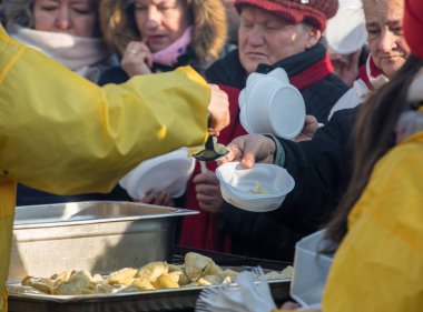 Krakov, Polonya - 17 Aralık 2017: Noel arifesi yoksul ve Cracow ana meydanında evsizlere için. Her yıl grup Kosciuszko Cracow açık havada büyük eve hazırlar. Polonya