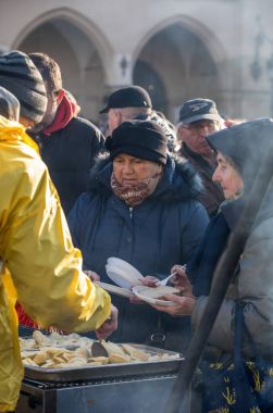 Krakov, Polonya - 17 Aralık 2017: Noel arifesi yoksul ve Cracow ana meydanında evsizlere için. Her yıl grup Kosciuszko Cracow açık havada büyük eve hazırlar. Polonya
