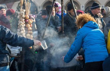 Krakov, Polonya - 17 Aralık 2017: Noel arifesi yoksul ve Cracow ana meydanında evsizlere için. Her yıl grup Kosciuszko Cracow açık havada büyük eve hazırlar. Polonya