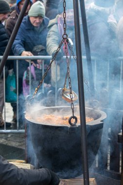 Krakov, Polonya - 17 Aralık 2017: Noel arifesi yoksul ve Cracow ana meydanında evsizlere için. Her yıl grup Kosciuszko Cracow açık havada büyük eve hazırlar. Polonya