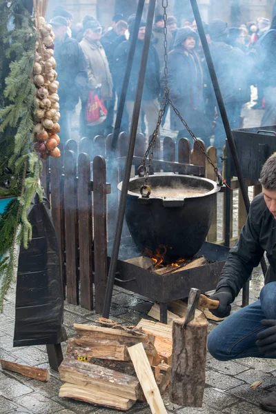 Krakov, Polonya - 17 Aralık 2017: Noel arifesi yoksul ve Cracow ana meydanında evsizlere için. Her yıl grup Kosciuszko Cracow açık havada büyük eve hazırlar. Polonya