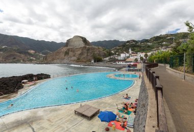 Porto Da Cruz, Madeira, Portekiz - 11 Eylül 2016: İnsanlar tarafından Yüzme Havuzu Porto da Cruz Medeira üzerinde bekletin. Portekiz
