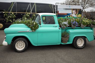 Noordwijkerhout, Hollanda - 21 Nisan 2017: Platform ile Lale ve sümbül sırasında geleneksel çiçek geçit törenini Bloemencorso Noordwijk üzerinden Hollanda'da Haarlem. 