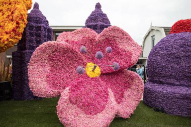 Noordwijkerhout, Hollanda - 21 Nisan 2017: Platform ile Lale ve sümbül sırasında geleneksel çiçek geçit törenini Bloemencorso Noordwijk üzerinden Hollanda'da Haarlem. 