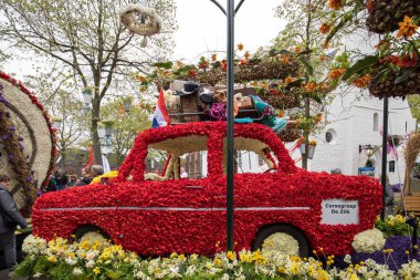 Noordwijkerhout, Hollanda - 21 Nisan 2017: Platform ile Lale ve sümbül sırasında geleneksel çiçek geçit törenini Bloemencorso Noordwijk üzerinden Hollanda'da Haarlem. 
