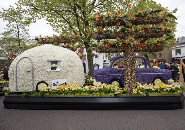 Noordwijkerhout, Hollanda - 21 Nisan 2017: Platform ile Lale ve sümbül sırasında geleneksel çiçek geçit törenini Bloemencorso Noordwijk üzerinden Hollanda'da Haarlem. 