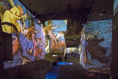 Les Baux, Fransa - 26 Haziran 2017: Fantastik ve harika bir dünya, Bosch, Brueghel ve Arcimboldo. Gösterinin yaklaşık 30 dakika sürer ve Carrires de Lumires 7000 m2 bir alan üzerinde görüntülenen 2000'den fazla dijital görüntüleri içeren 
