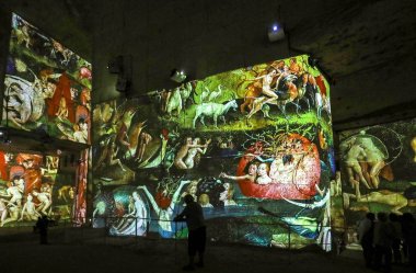 Les Baux, Fransa - 26 Haziran 2017: Fantastik ve harika bir dünya, Bosch, Brueghel ve Arcimboldo. Gösterinin yaklaşık 30 dakika sürer ve Carrires de Lumires 7000 m2 bir alan üzerinde görüntülenen 2000'den fazla dijital görüntüleri içeren 