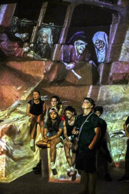 Les Baux, Fransa - 26 Haziran 2017: Fantastik ve harika bir dünya, Bosch, Brueghel ve Arcimboldo. Gösterinin yaklaşık 30 dakika sürer ve Carrires de Lumires 7000 m2 bir alan üzerinde görüntülenen 2000'den fazla dijital görüntüleri içeren 